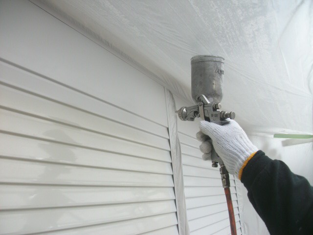 雨戸の吹き付け塗装