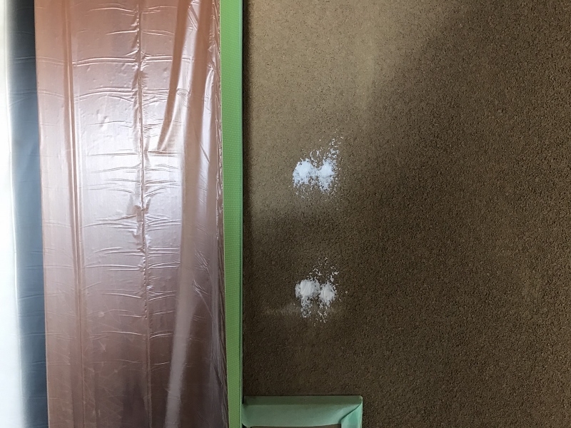 隅っこやエアコンのリモコンのリスの穴の補修