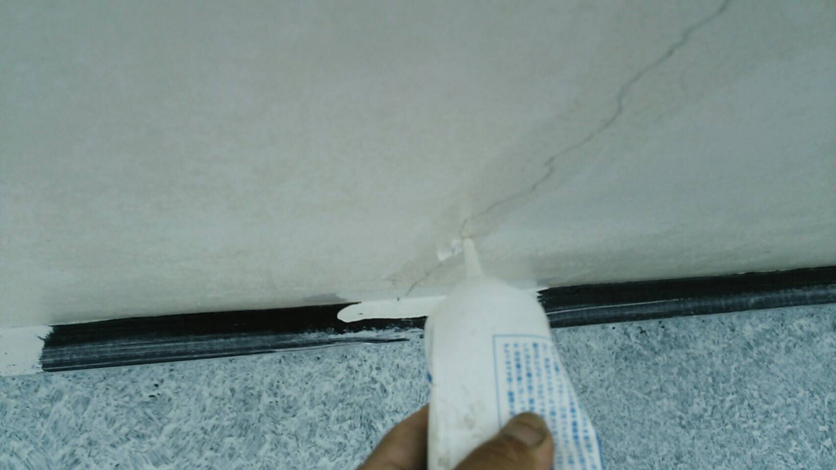 軒天のクラック補修工事