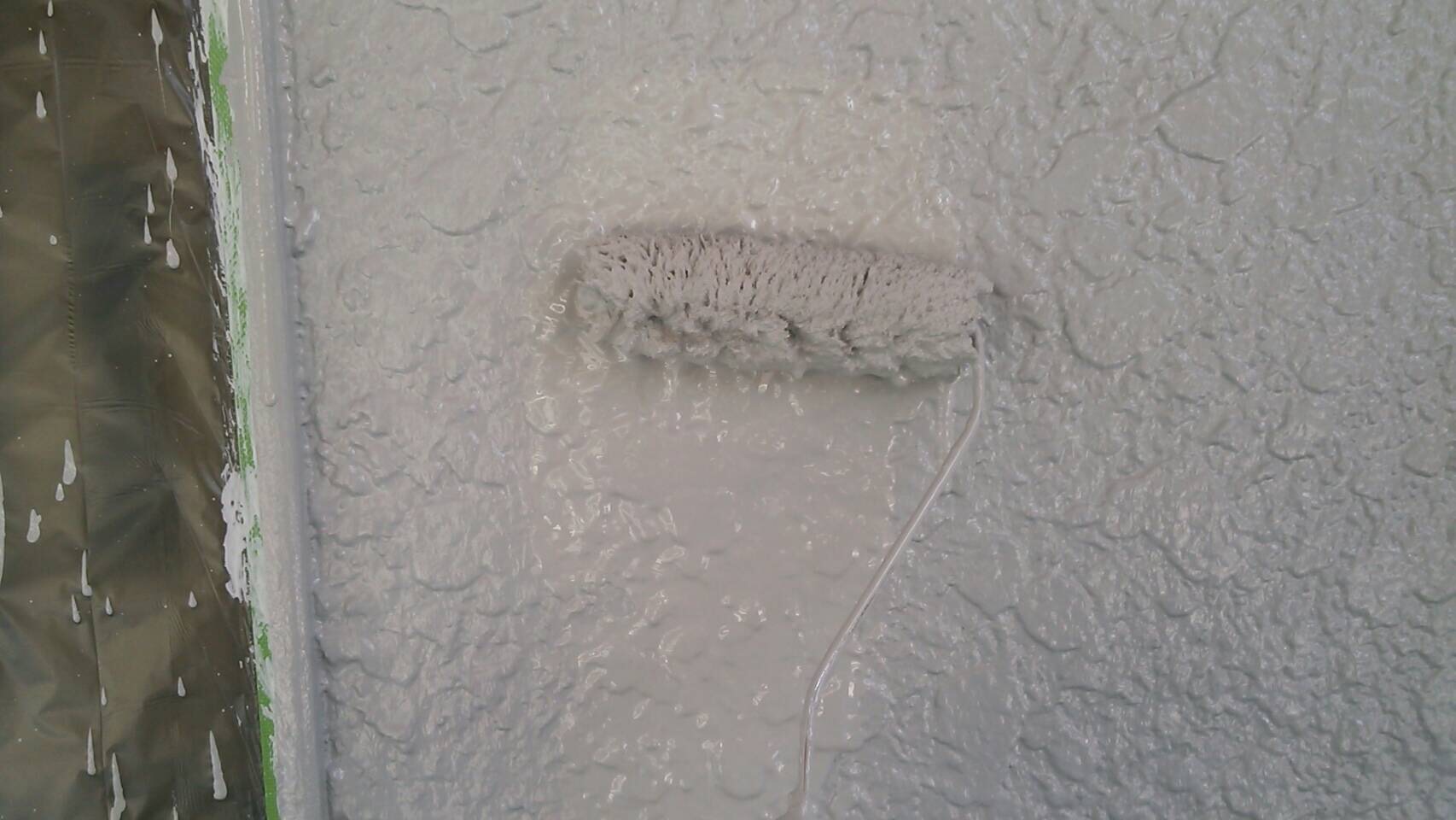 外壁の中塗り作業中