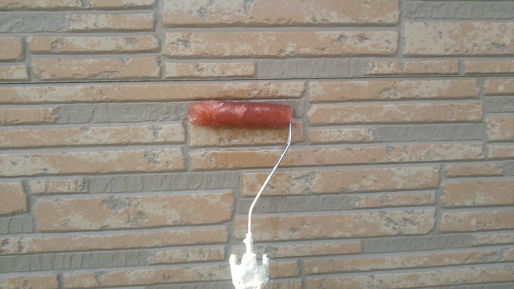 外壁の下塗り中