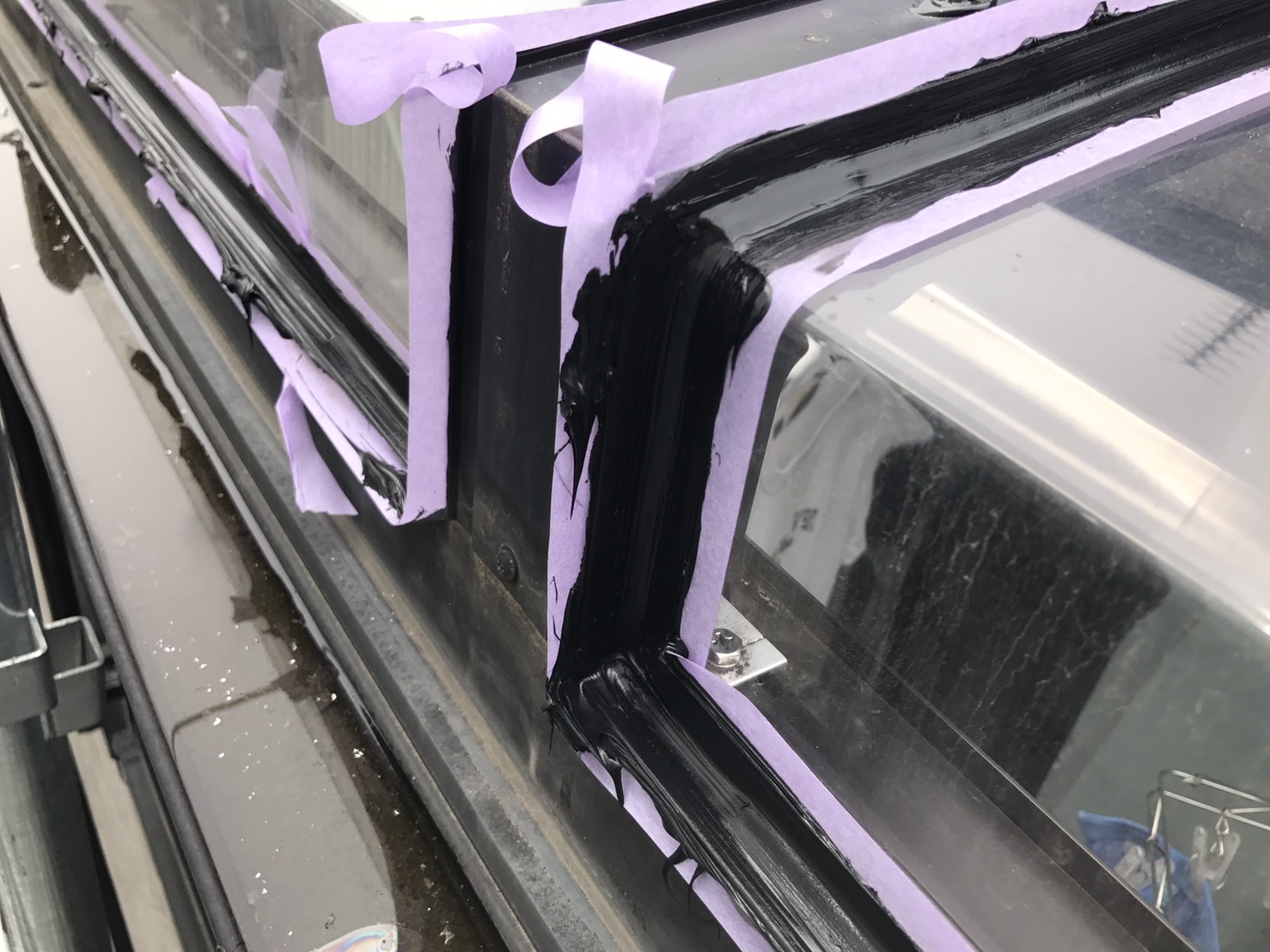 アクリル板のジョイント部の施工中