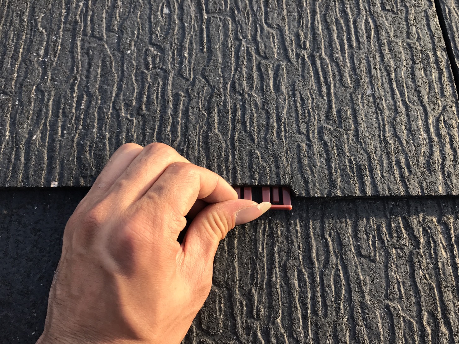 屋根のタスペーサー挿入中