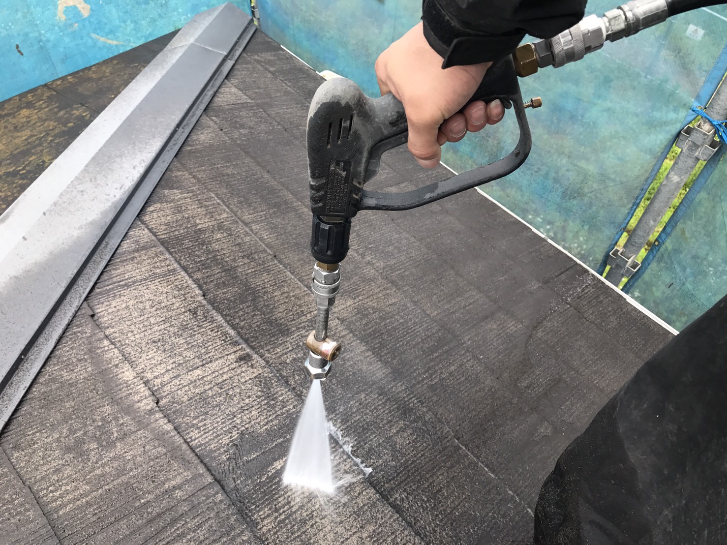 屋根の高圧洗浄中