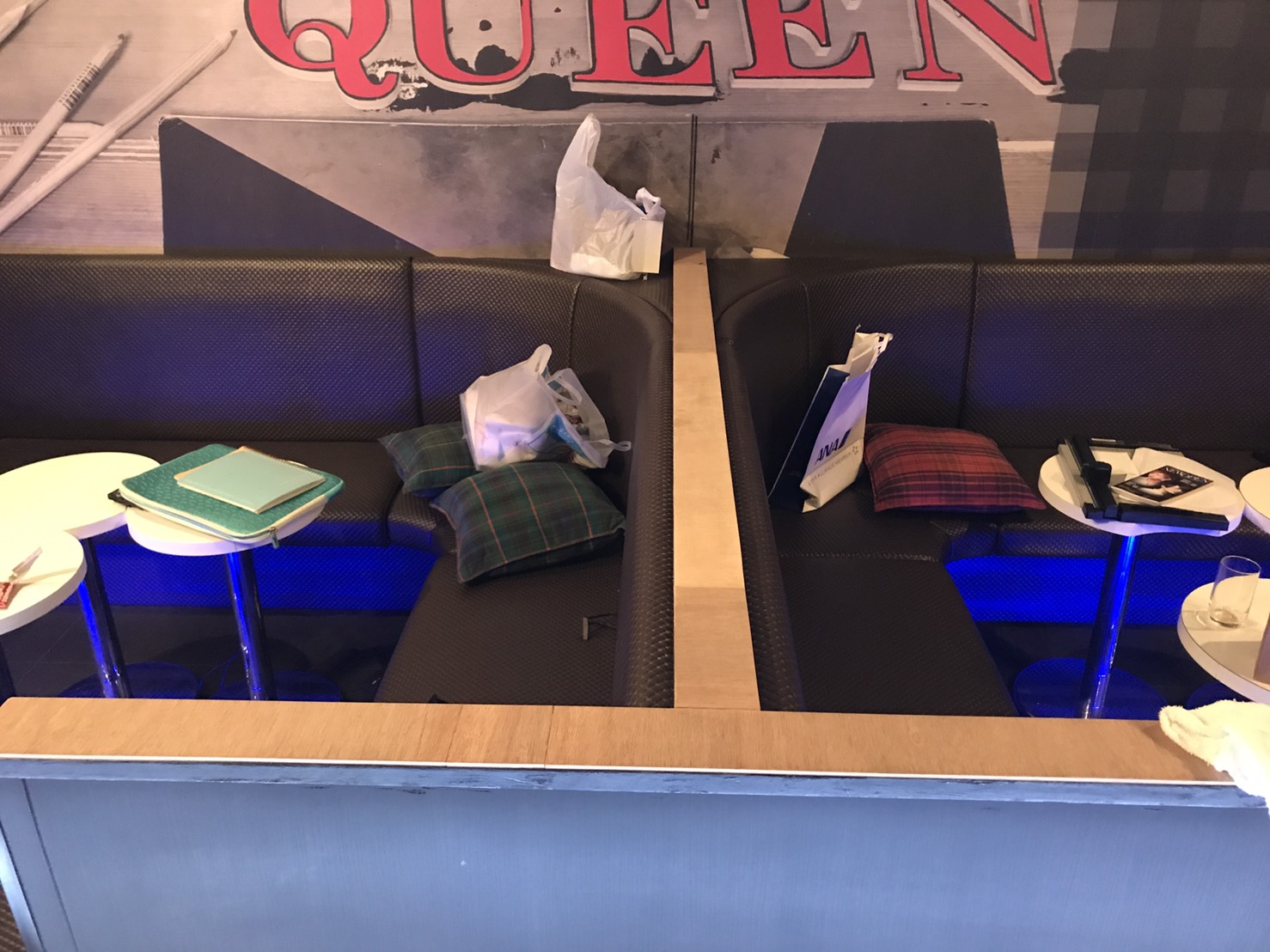 店内の間仕切り塗装前