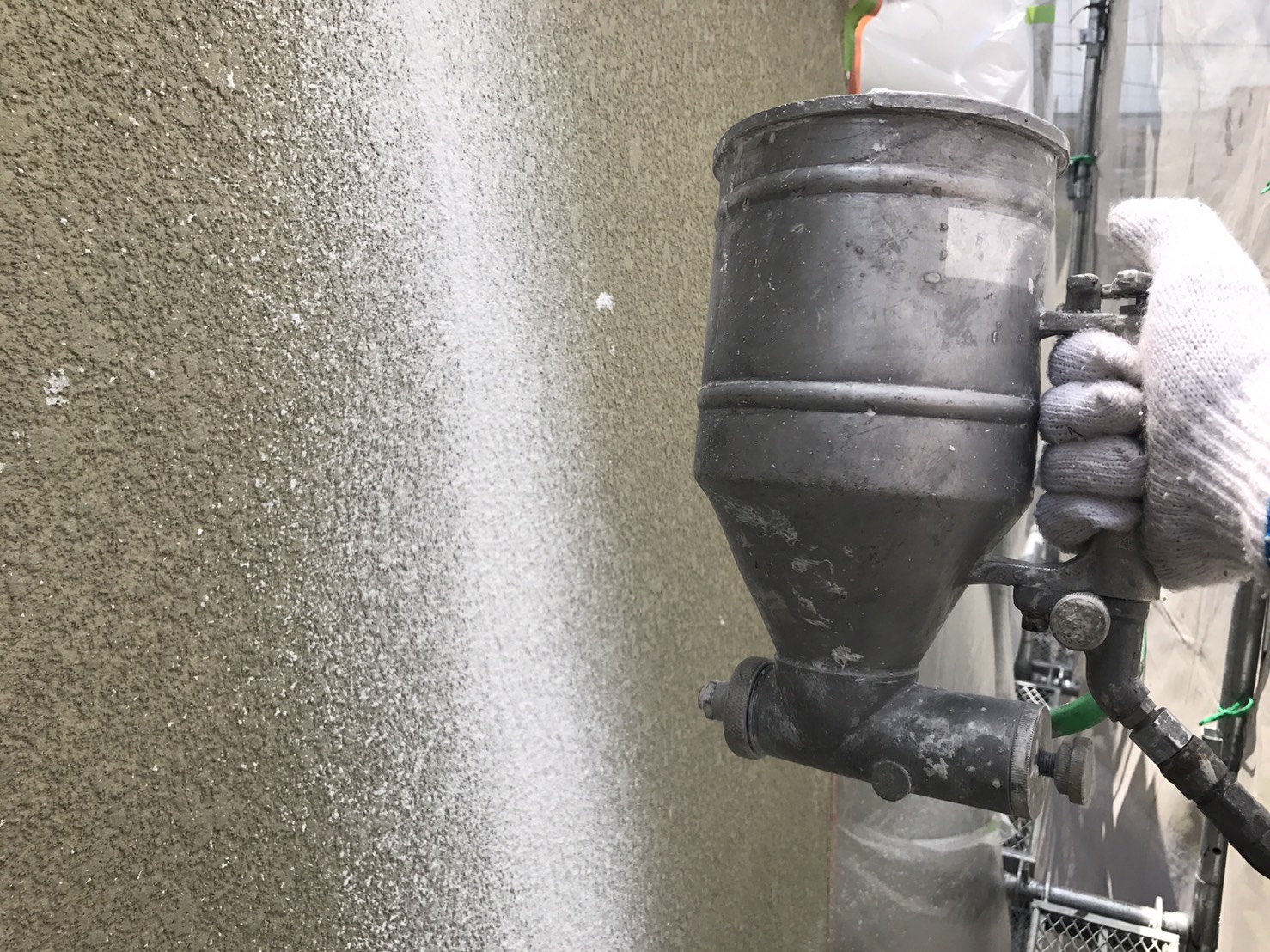 外壁の吹き付け塗装中