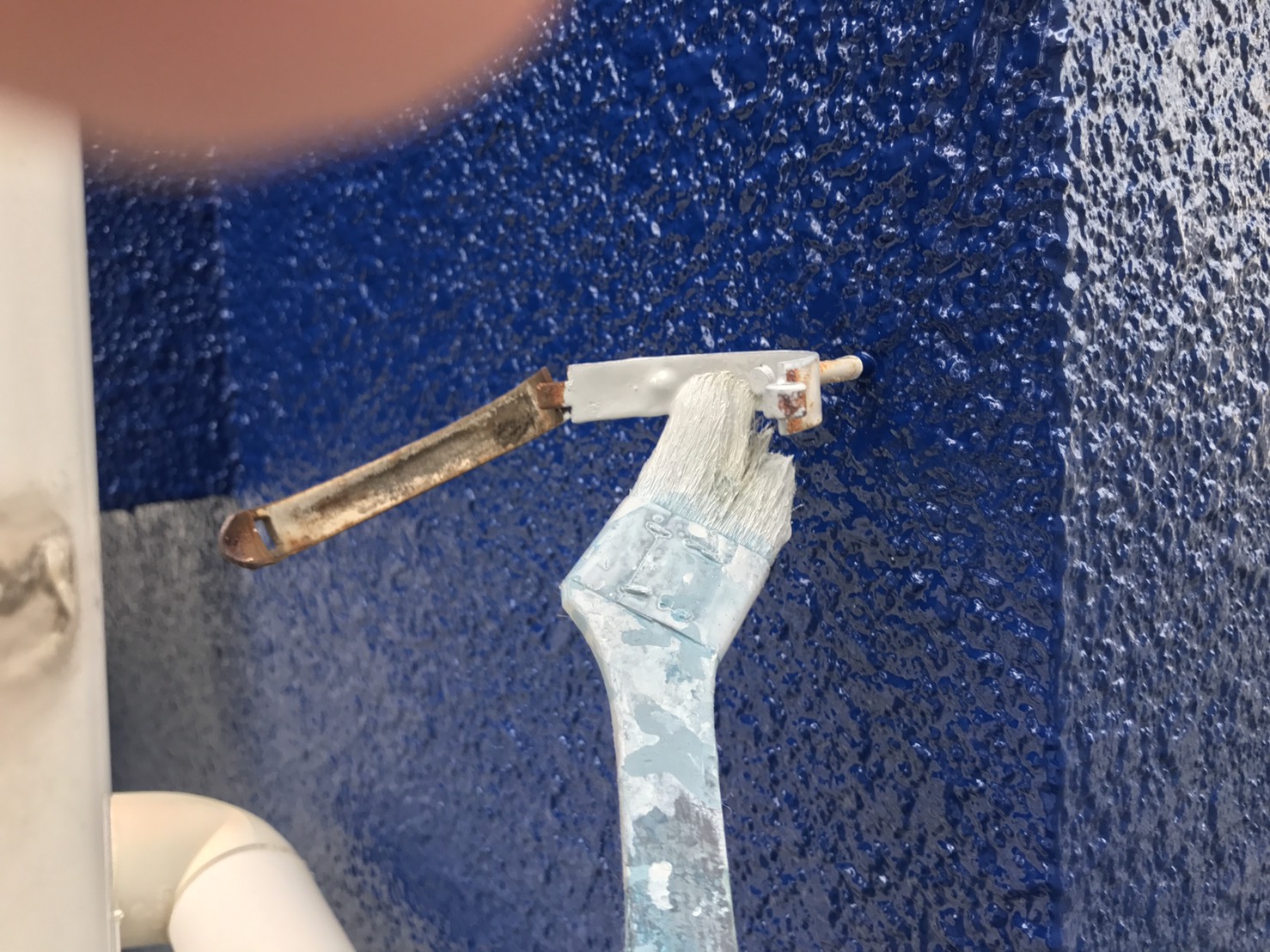 縦樋の金具部分の錆止め