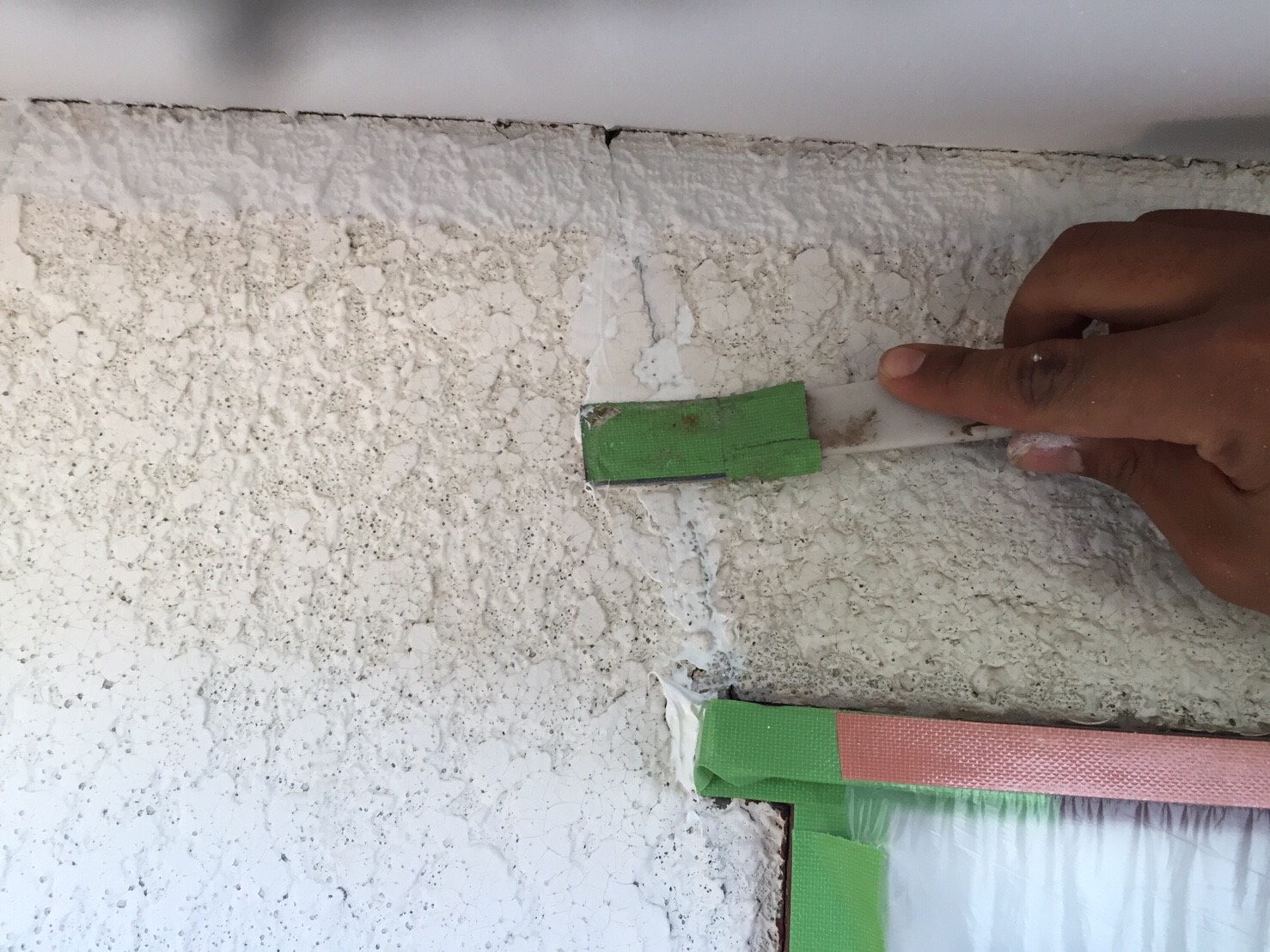 クラックの補修中