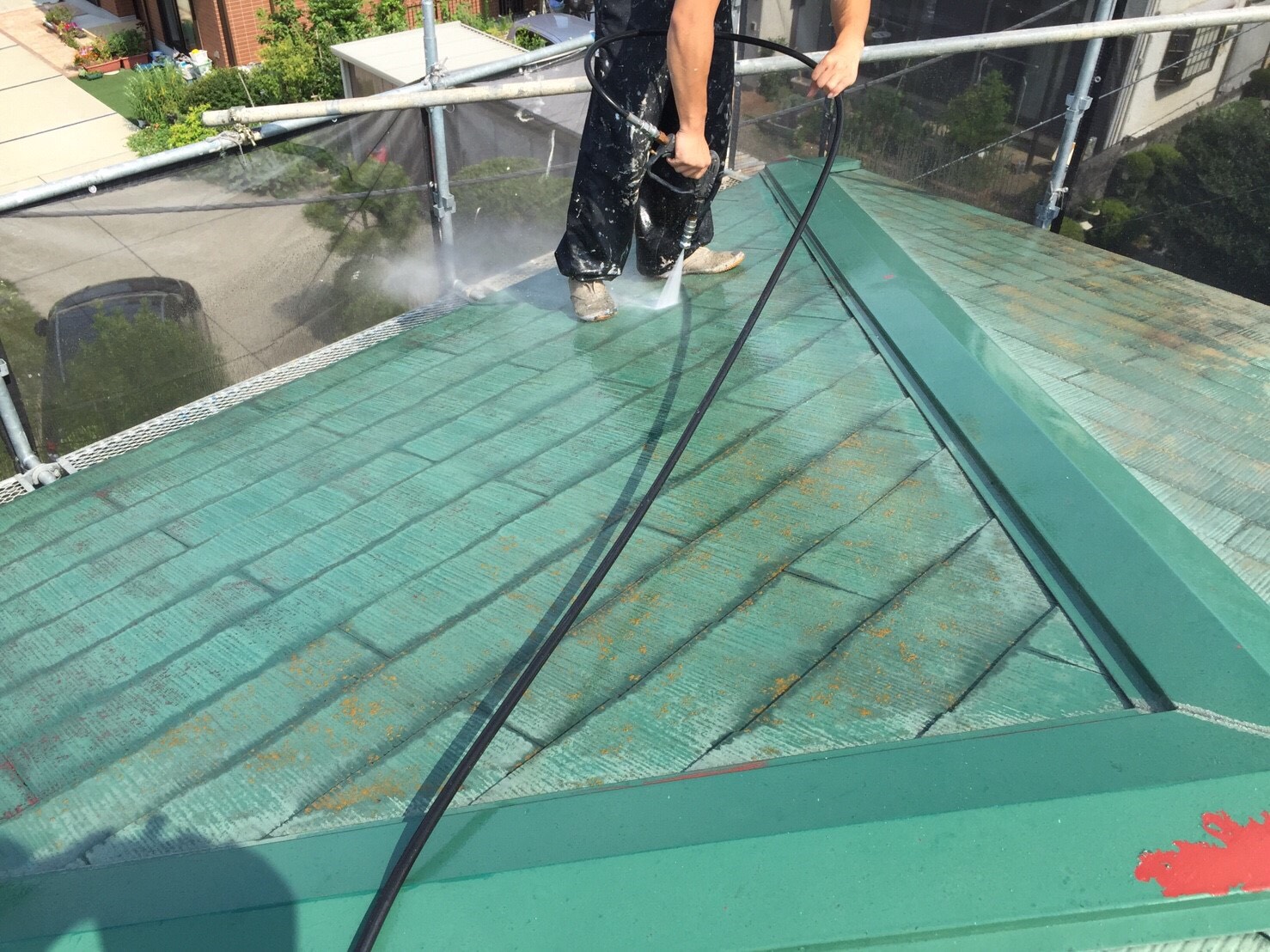 屋根の水洗い洗浄中