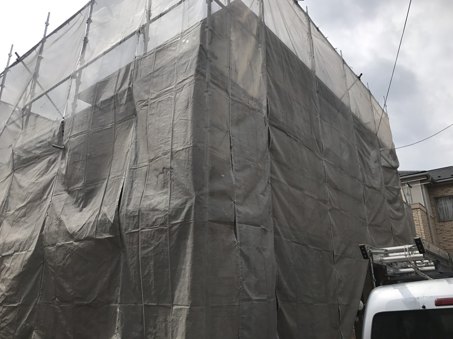 架設足場の組み立て作業