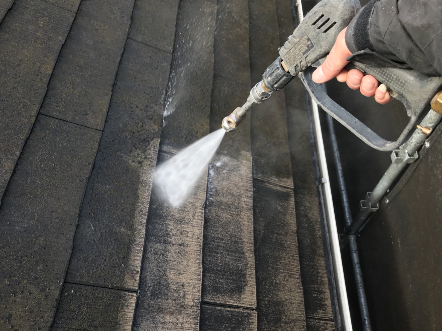 屋根の高圧洗浄中