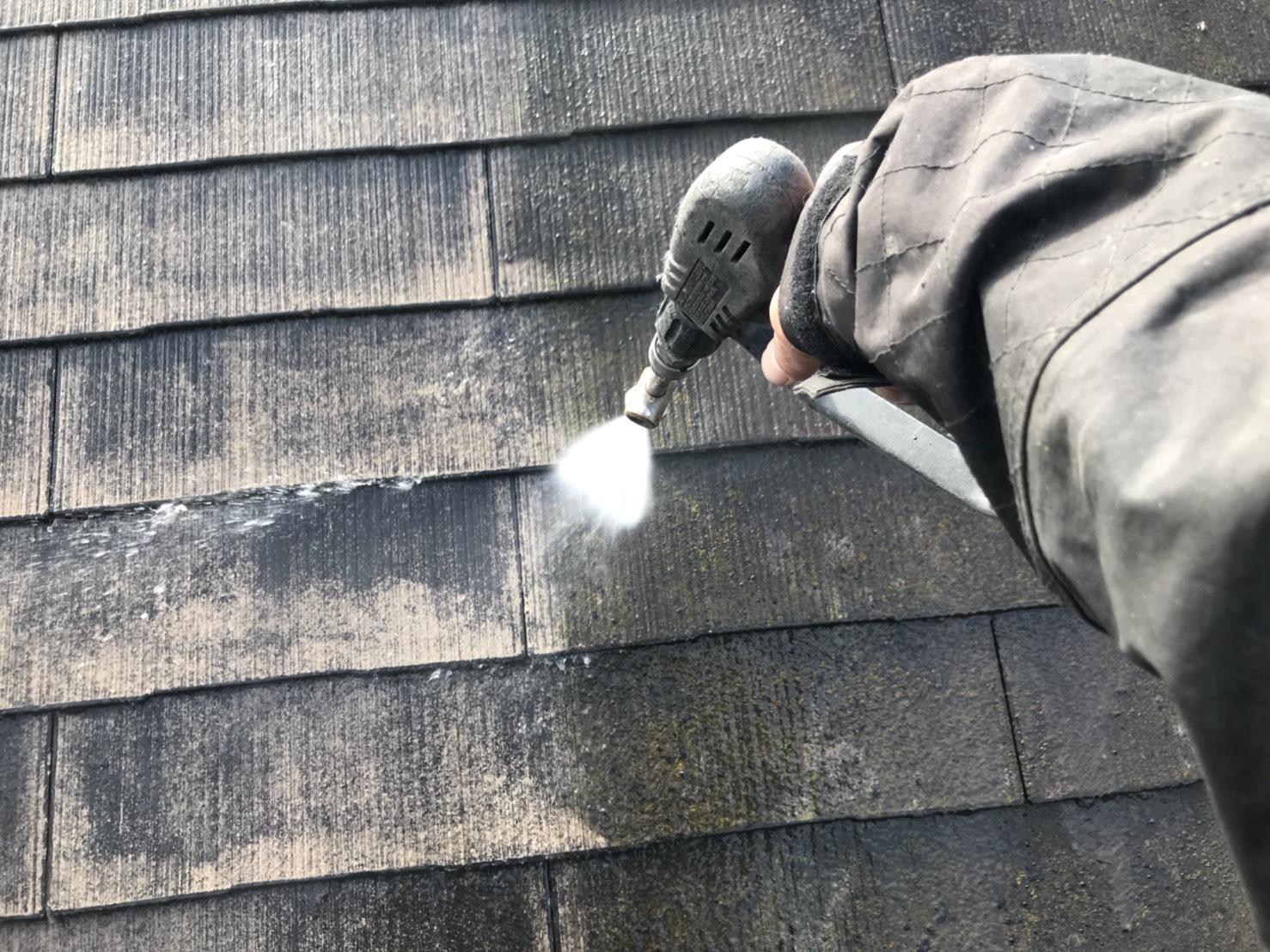 丁寧に高圧洗浄中