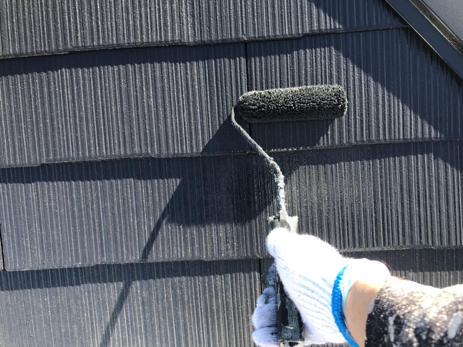 屋根の塗装工事(上塗り)