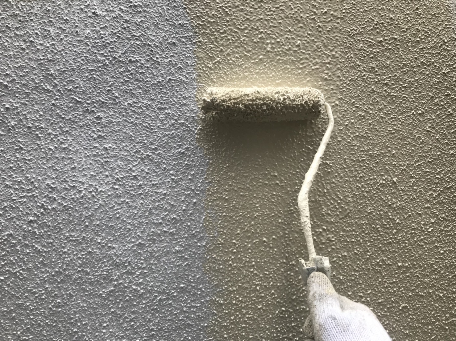 外壁の上塗り中