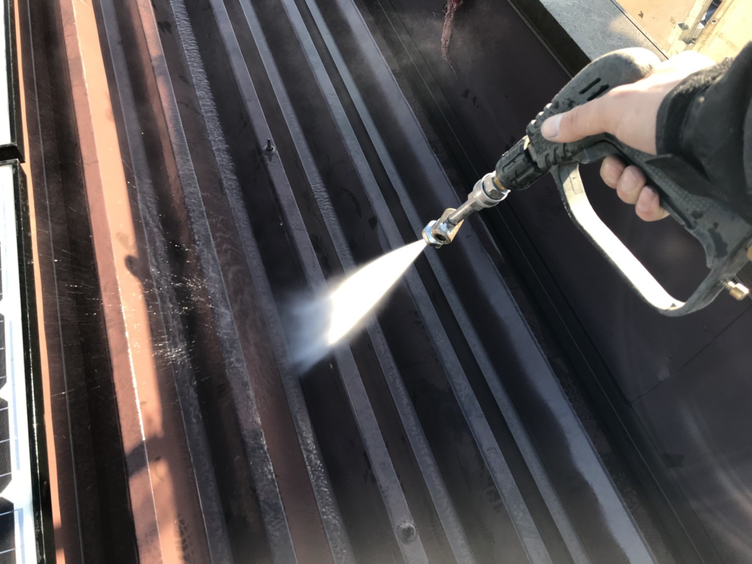 折半屋根の高圧洗浄