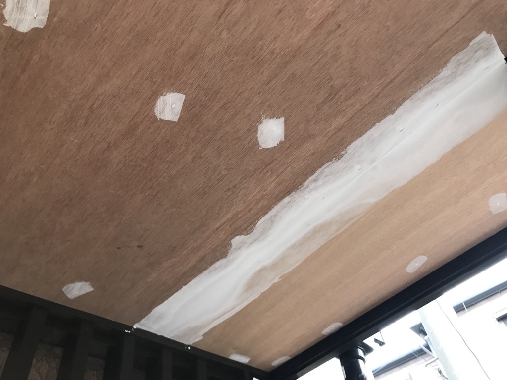 天井の塗装工事（パテ）