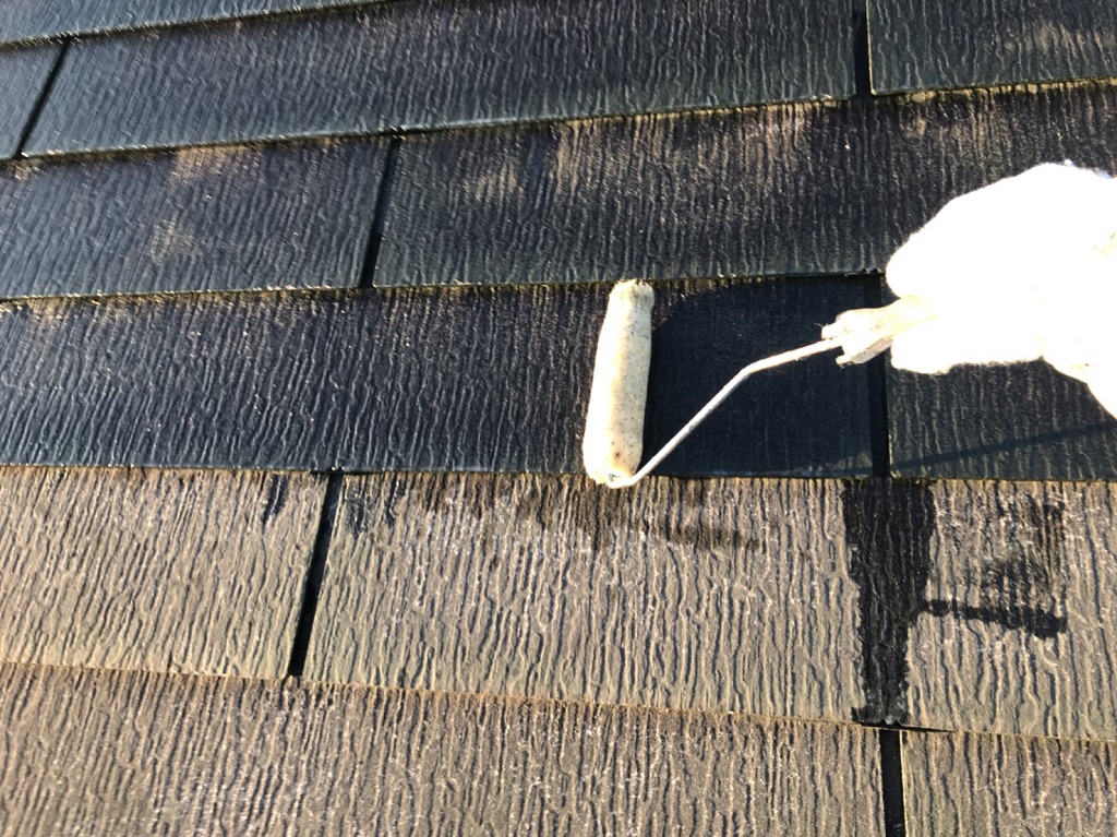 ローラーで屋根の塗装