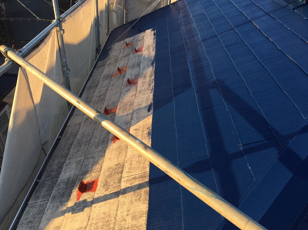 屋根の塗装工事（中塗り作業）