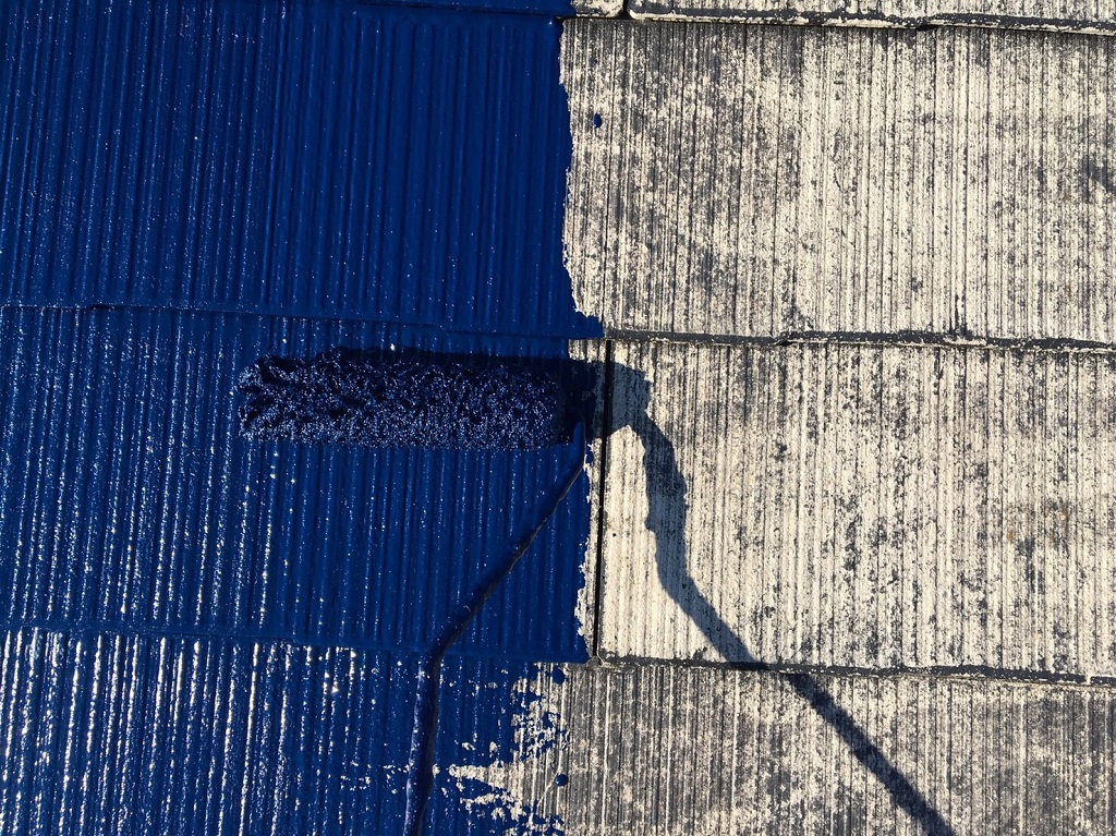 屋根の塗装工事（中塗り作業）