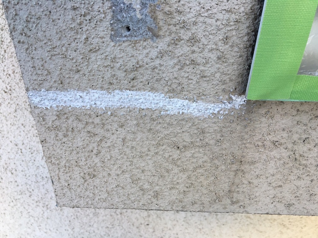 短い外壁のクラック補修工事