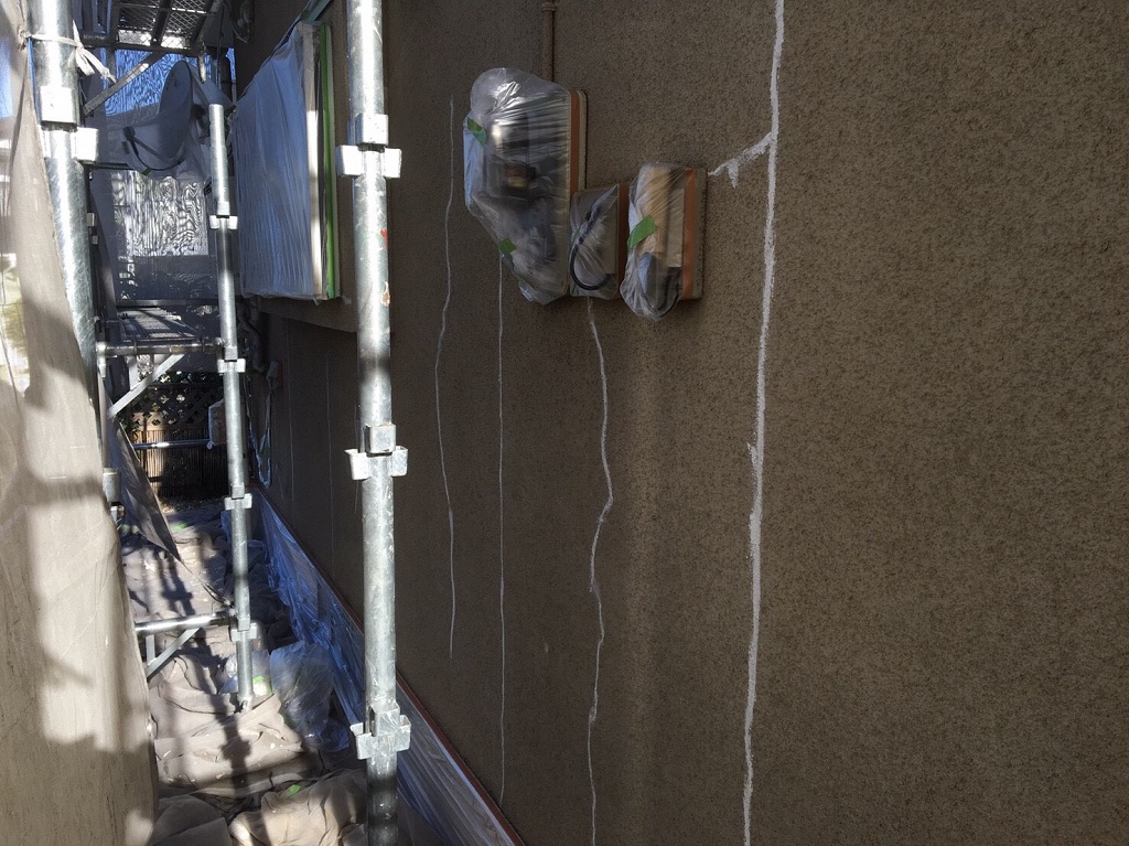 長い外壁のクラック補修工事