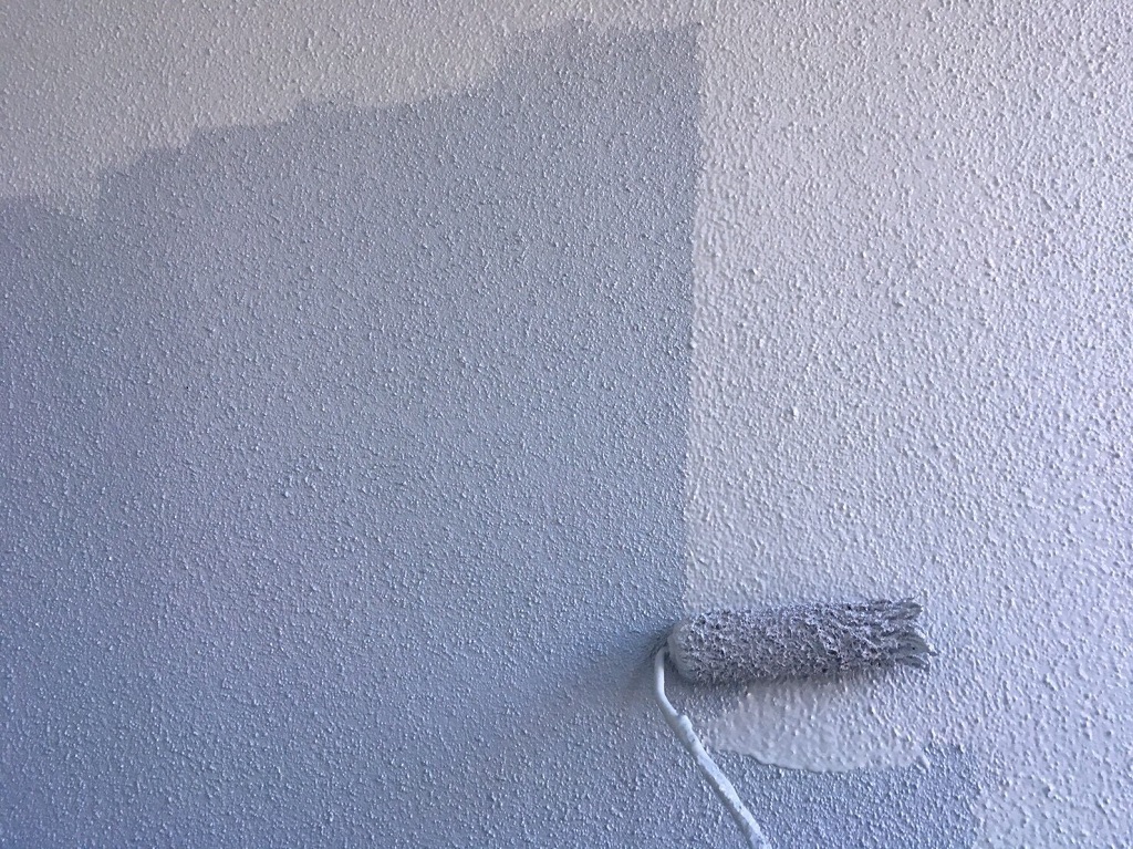 外壁の塗装工事（中塗り後の上塗り）