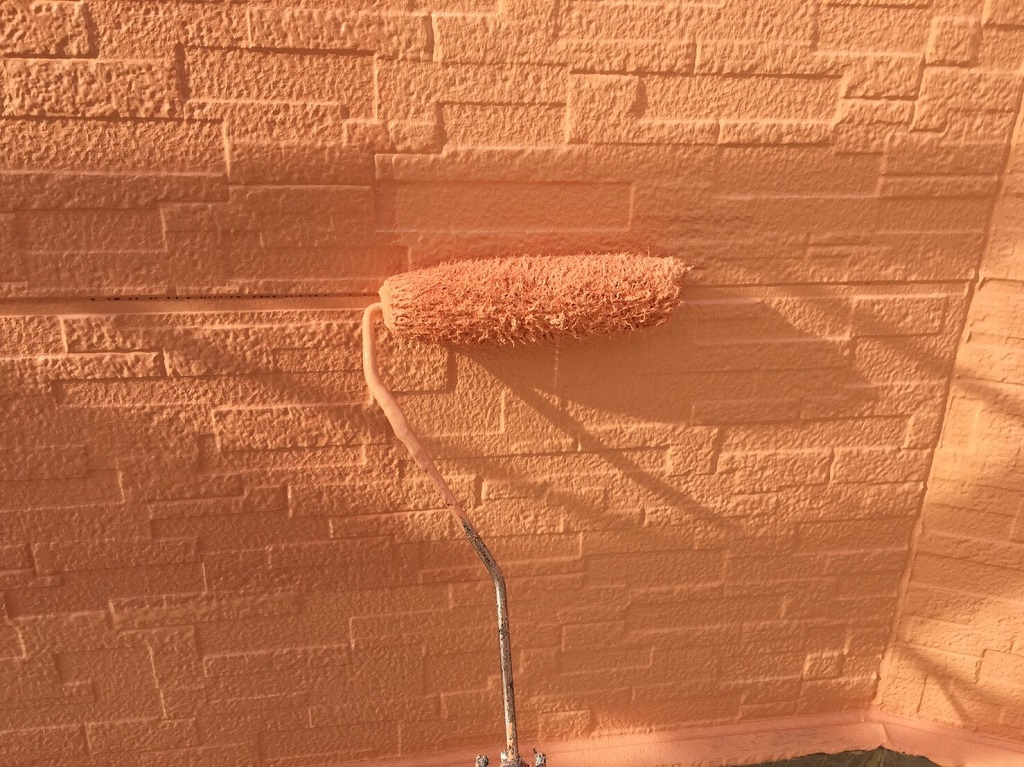 外壁の上塗り中