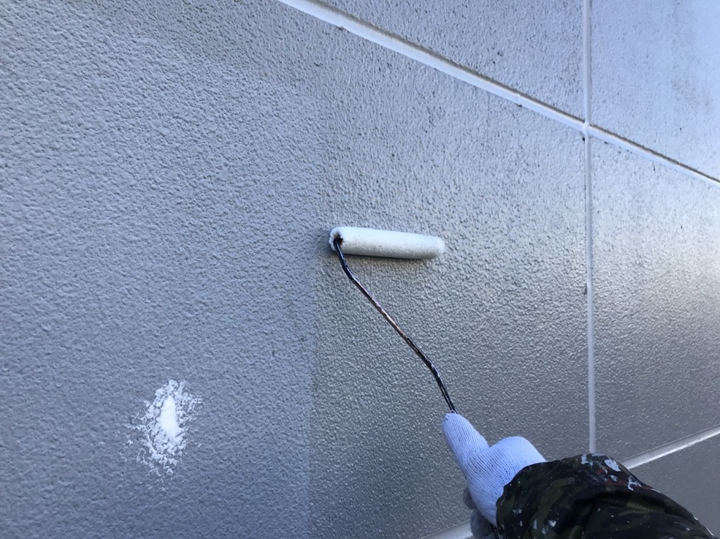 外壁の塗装工事(下塗り作業)