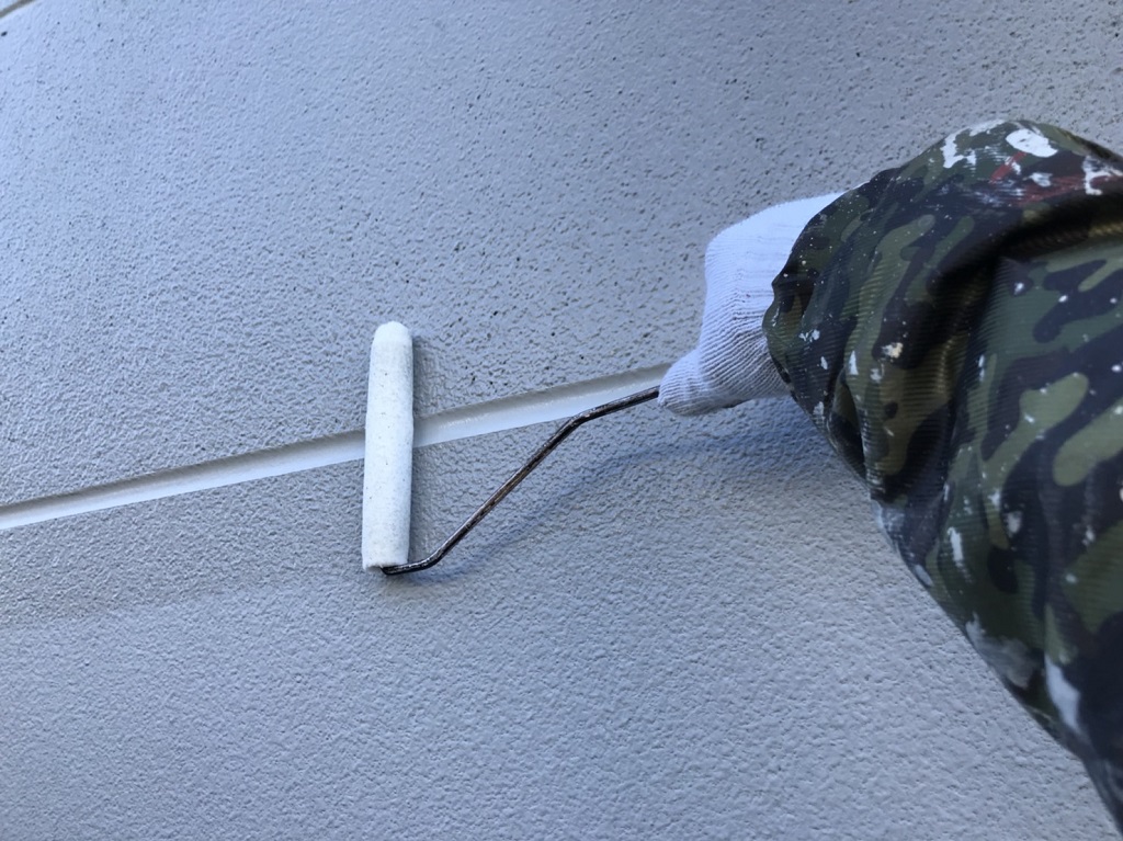 外壁の塗装工事(下塗り作業)