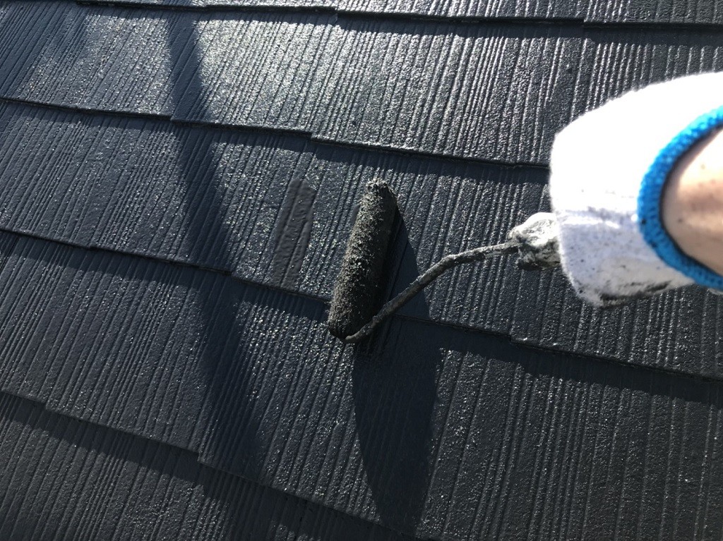 コロニアル屋根の塗装工事（上塗り中）