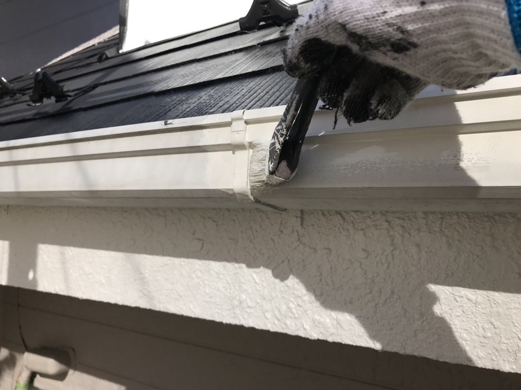 雨樋の塗装（上塗り）