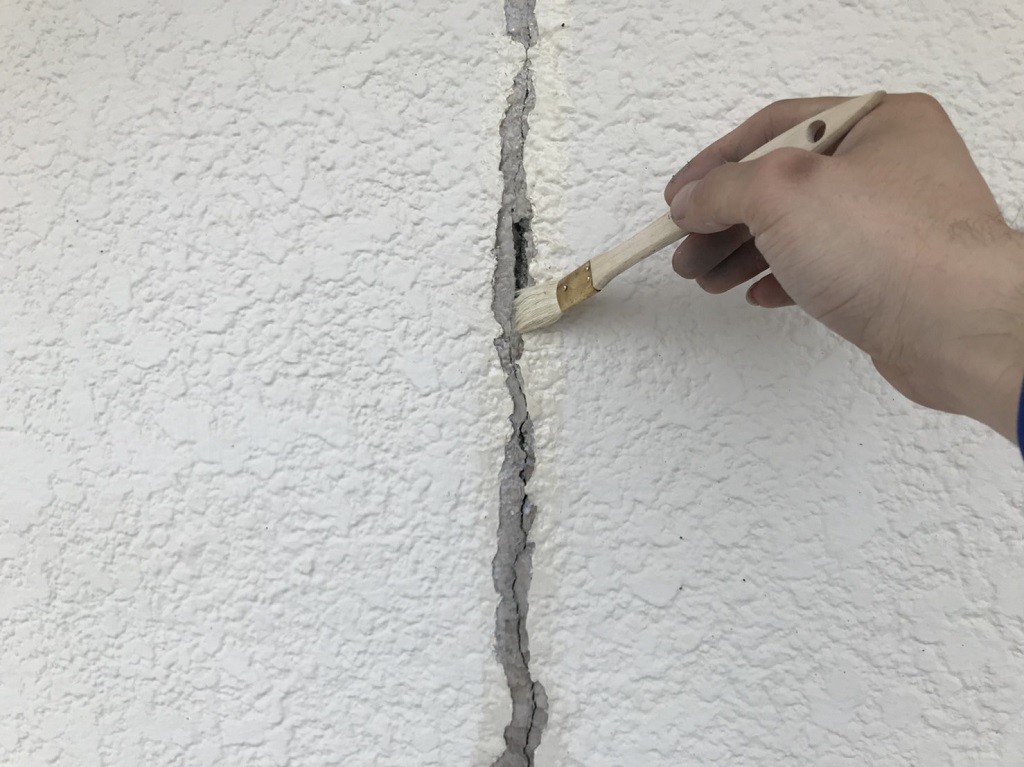 外壁のクラック（下塗り）