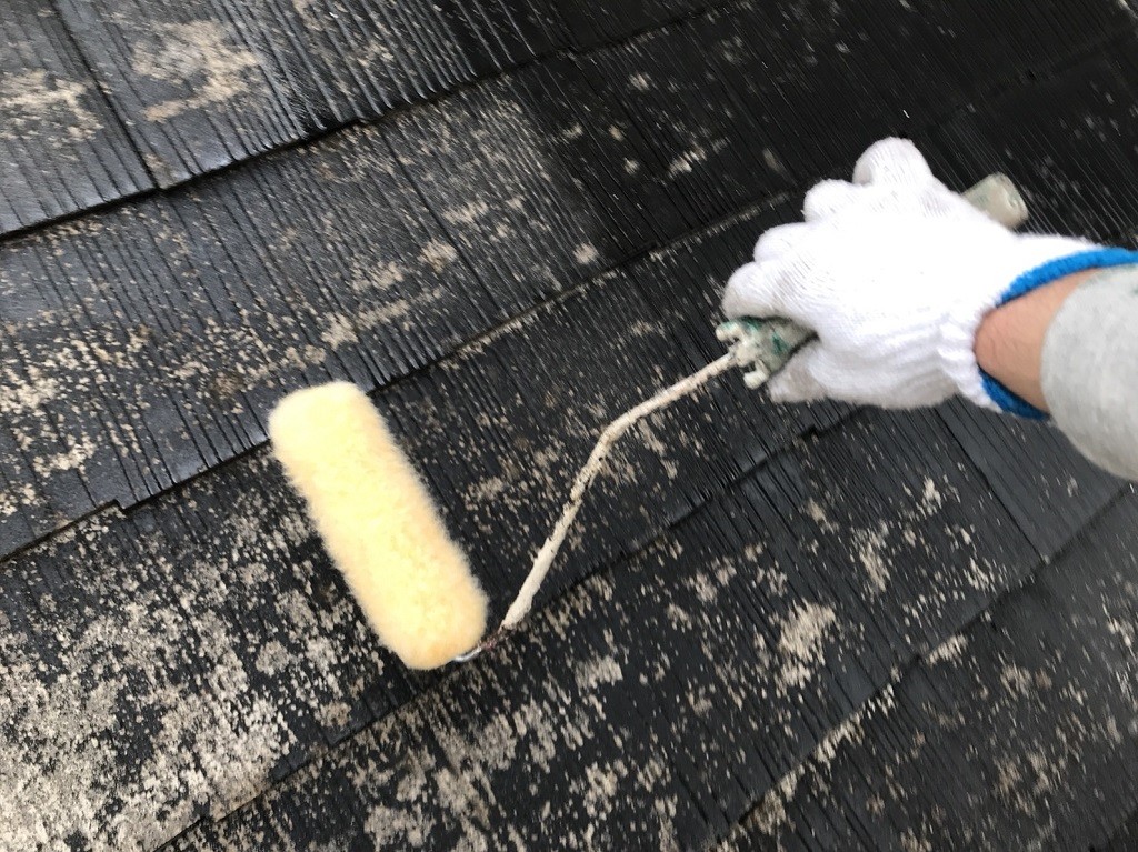屋根の塗装工事（下塗り1回目）