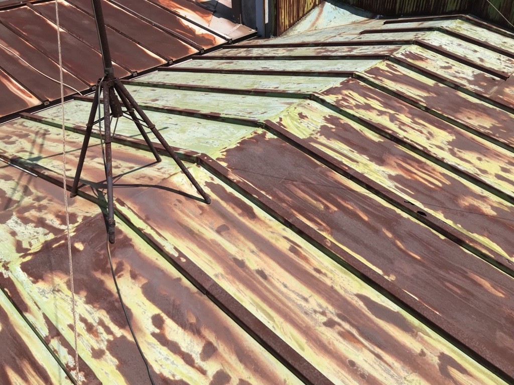 劣化したトタン屋根
