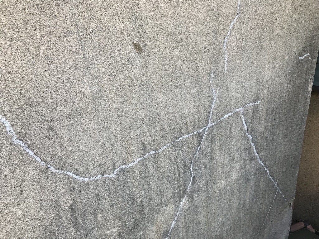 クラック補修された外壁