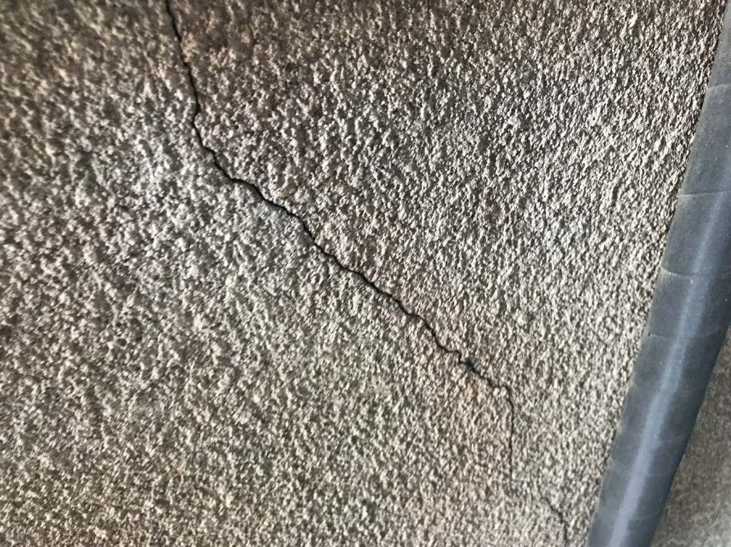 クラックの入った外壁