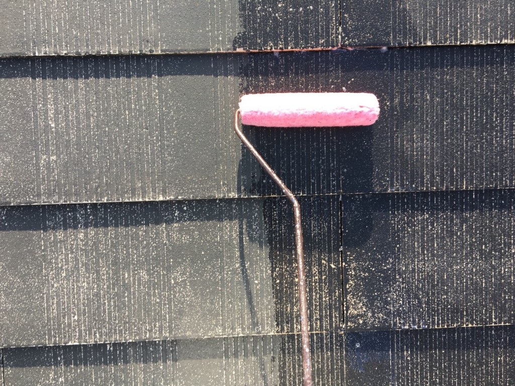 屋根の塗装工事（下塗り）