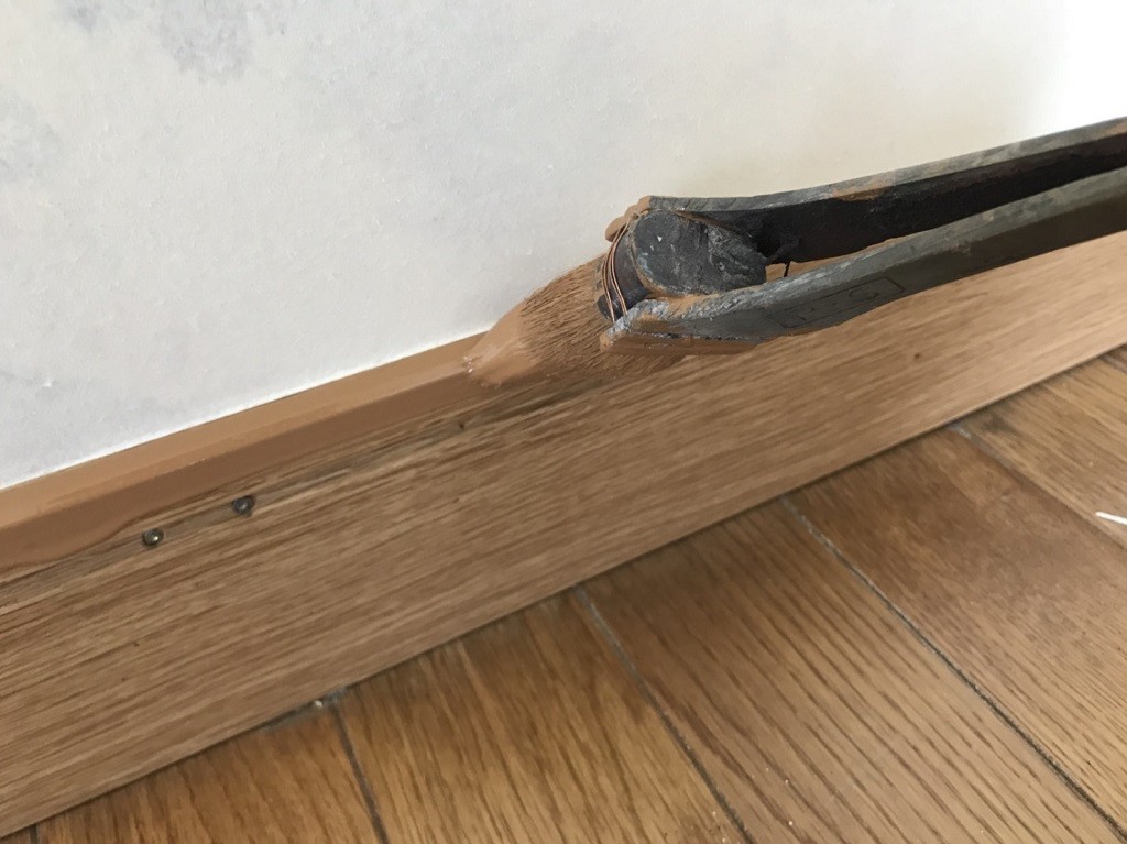内装（巾木）の塗装中
