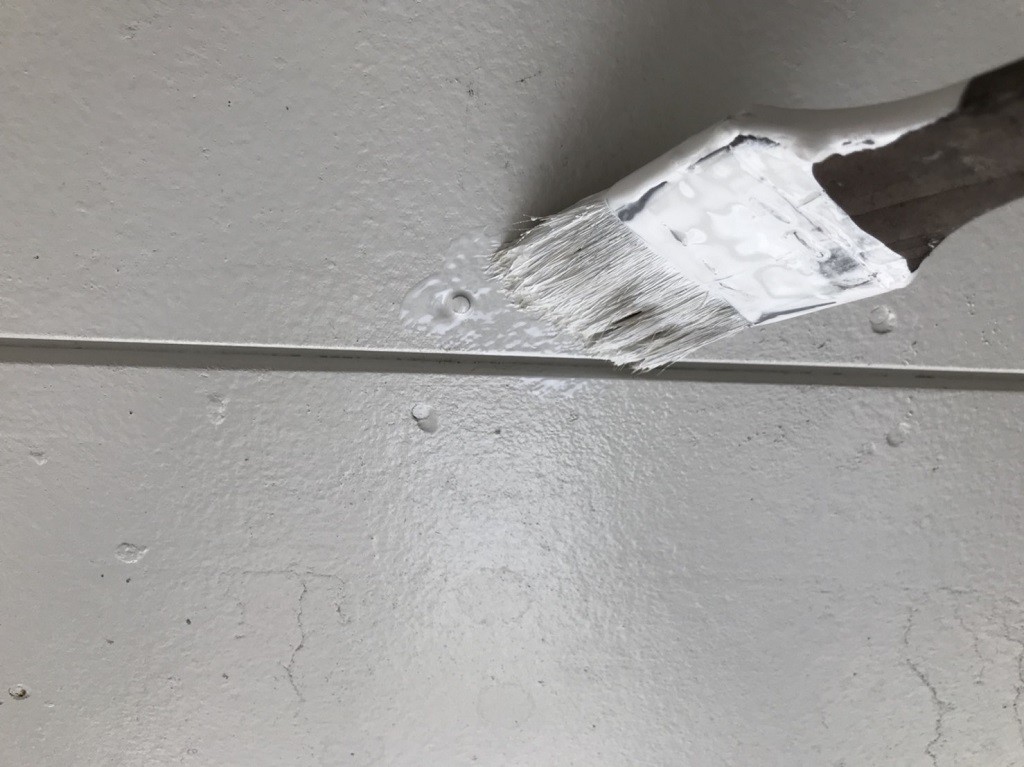 ビス止めの下塗り