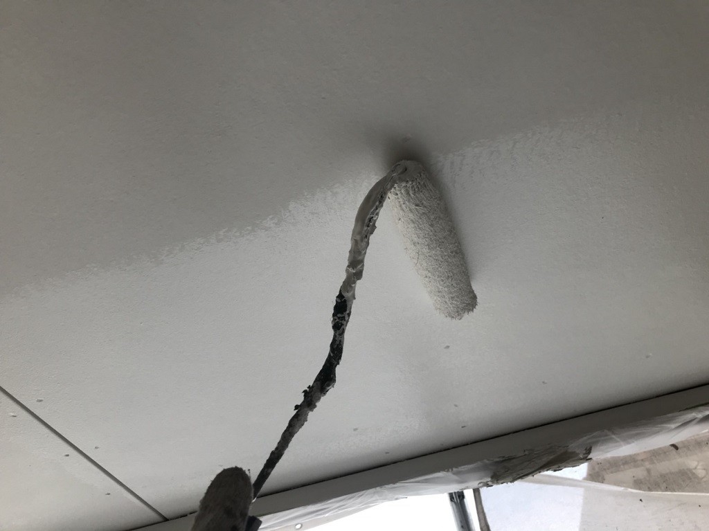 軒天の上塗り作業