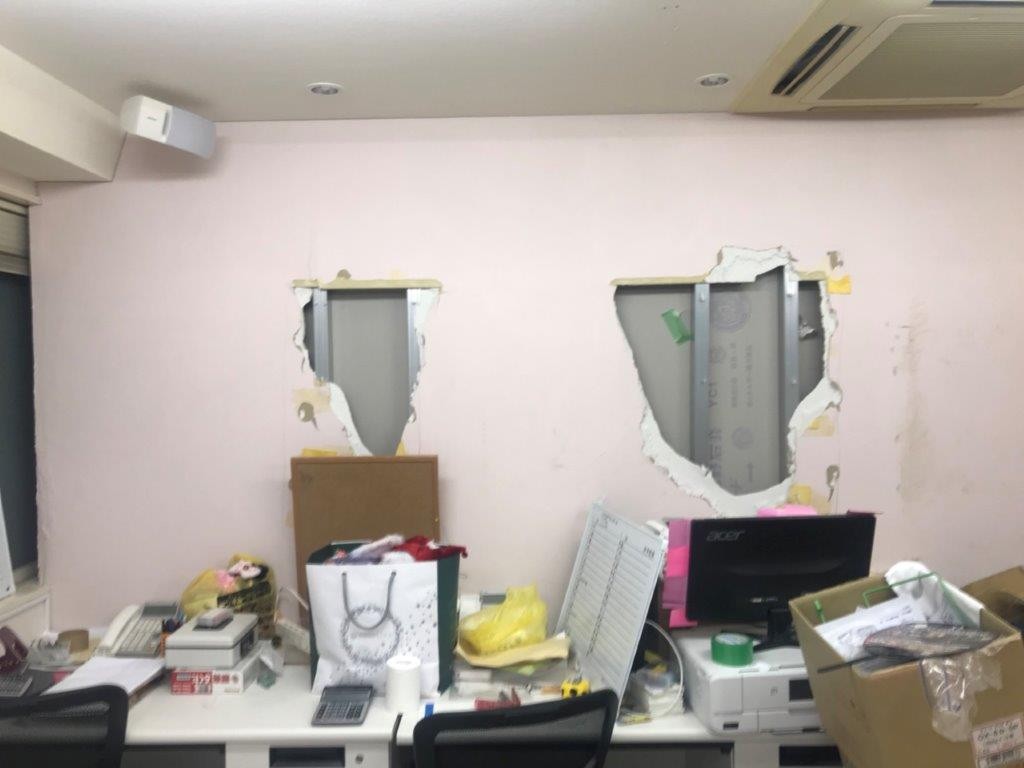 剥がれた壁