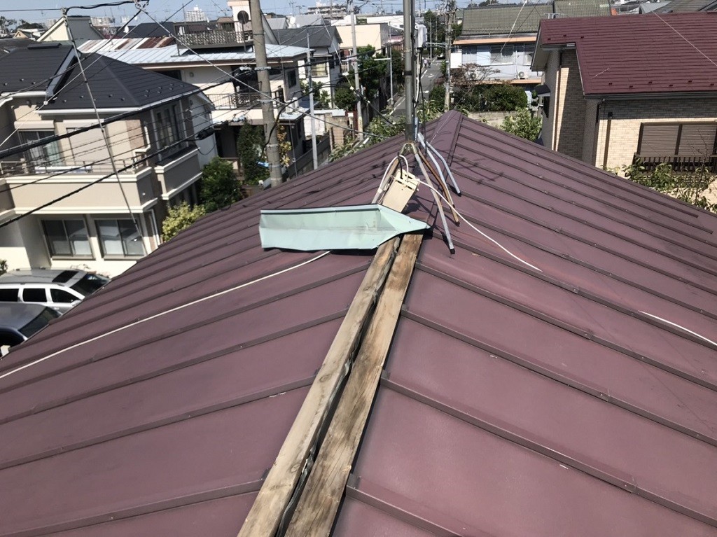 破損した棟板金