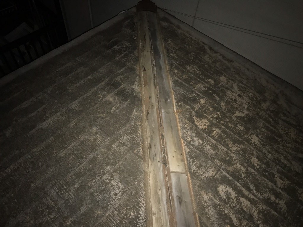 破損した屋根の棟板金