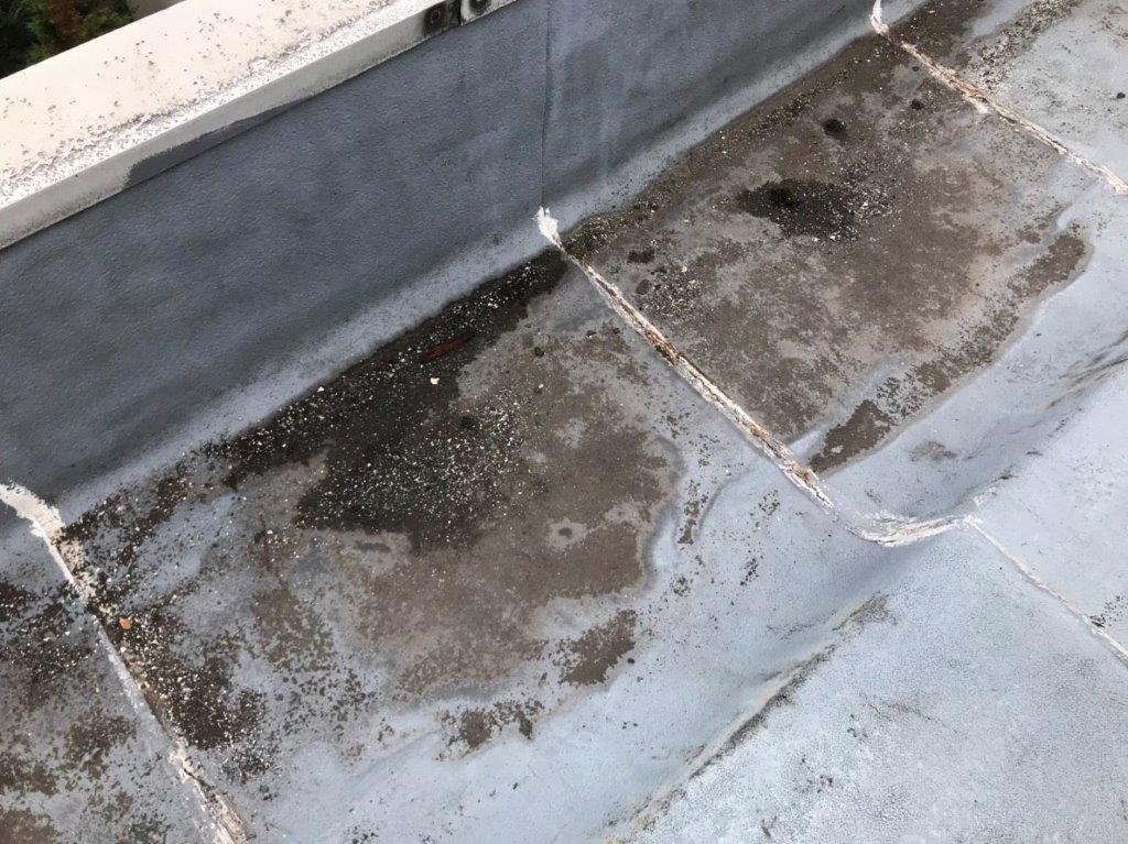 劣化したシート防水