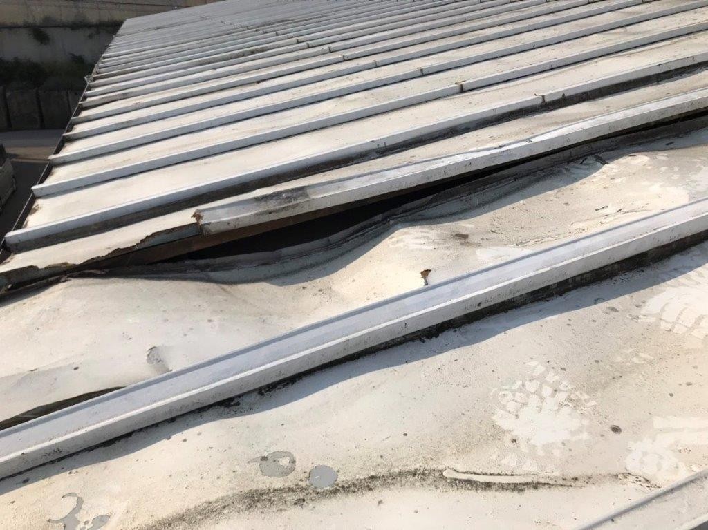 台風の影響で歪んだ屋根