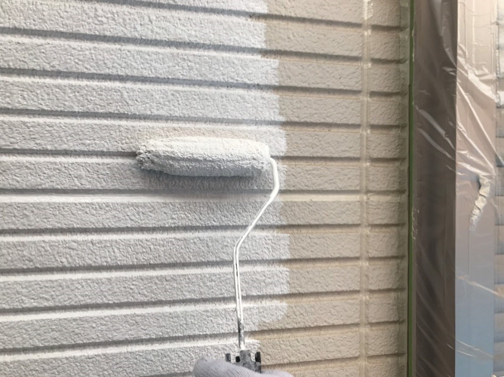 外壁の塗装工事（下塗り塗装）