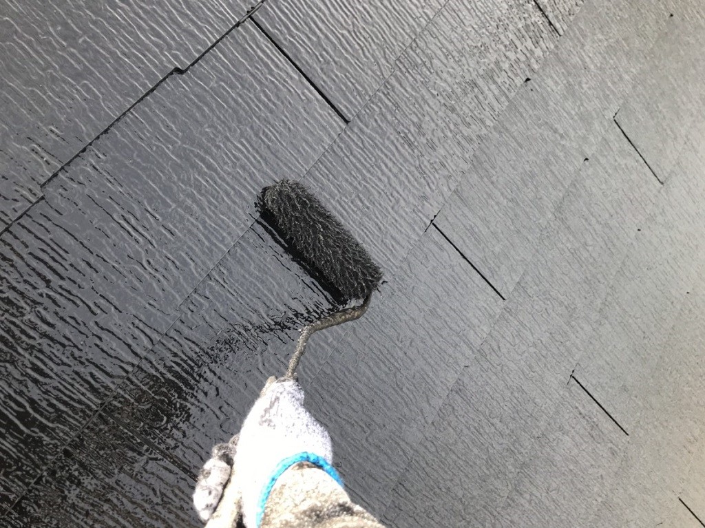 屋根の上塗り中