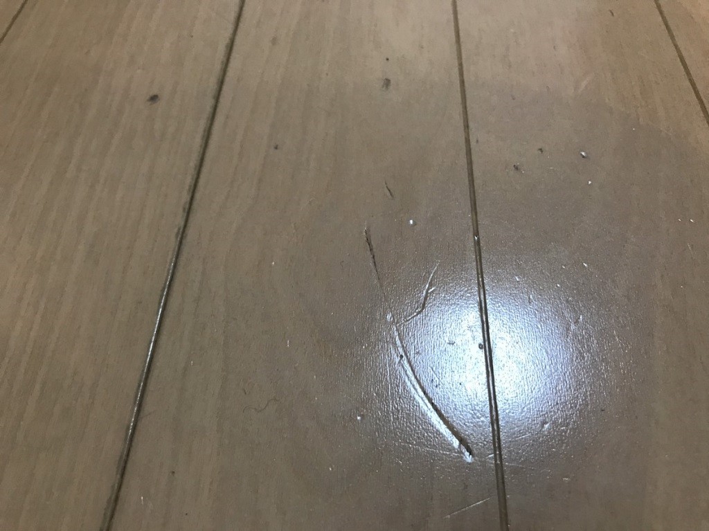 傷ついた床