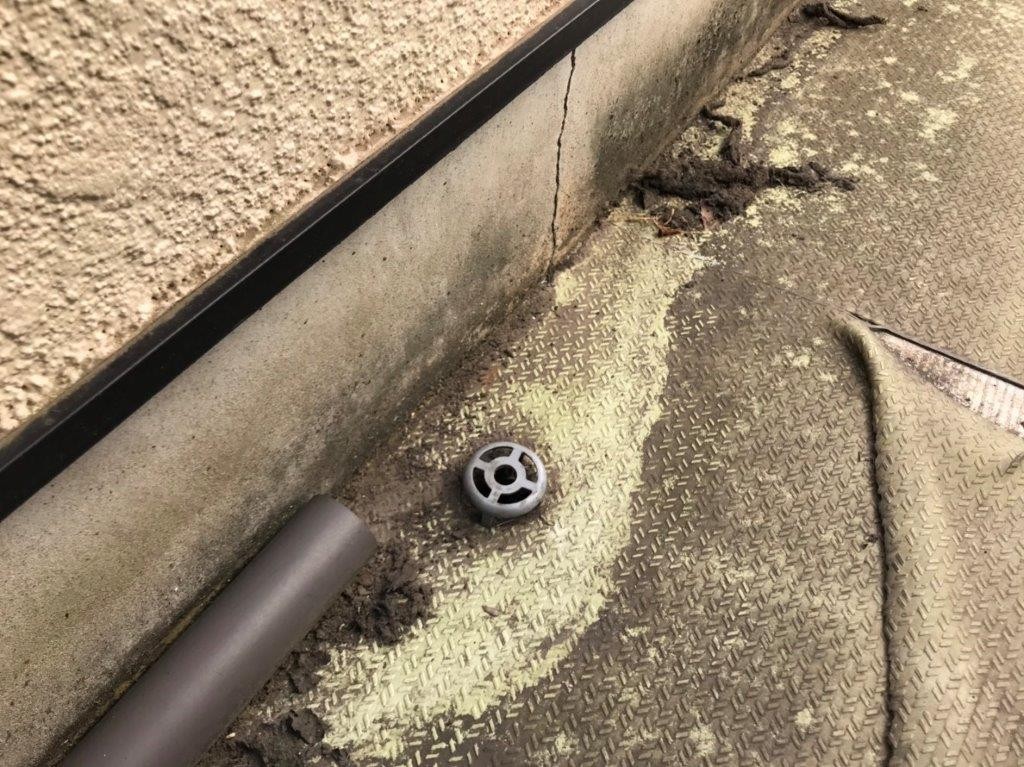 水漏れが発生しているベランダ