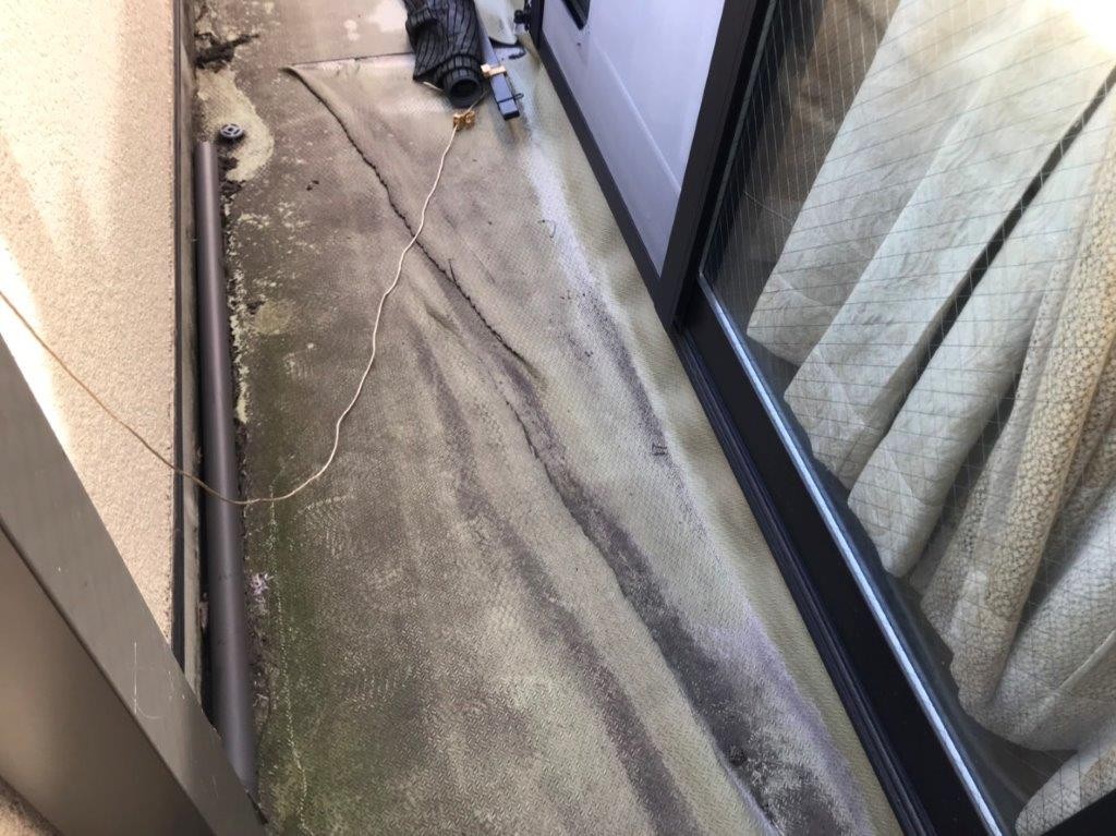 水漏れが発生しているベランダ